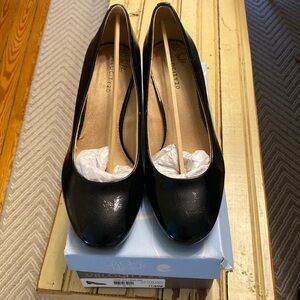 Life Stride, black crinkle patent dress heels - size 10W